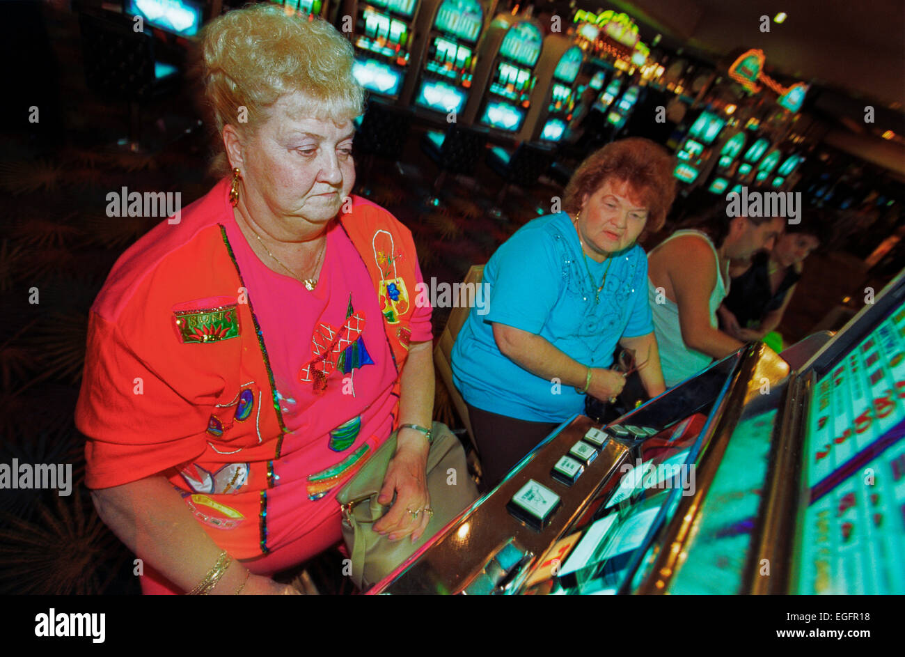 LAS VEGAS, NV - 10 novembre - les joueurs de sexe féminin dans le casino à l'Aladdin Hotel de Las Vegas, Nevada, le 10 novembre 1997. Banque D'Images