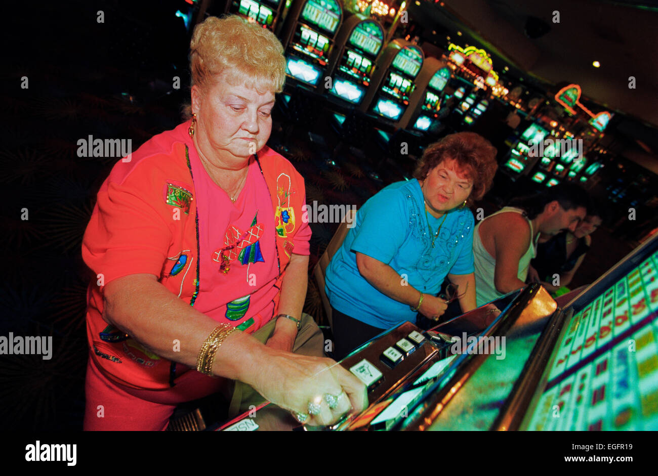LAS VEGAS, NV - 10 novembre - les joueurs de sexe féminin dans le casino à l'Aladdin Hotel de Las Vegas, Nevada, le 10 novembre 1997. Banque D'Images