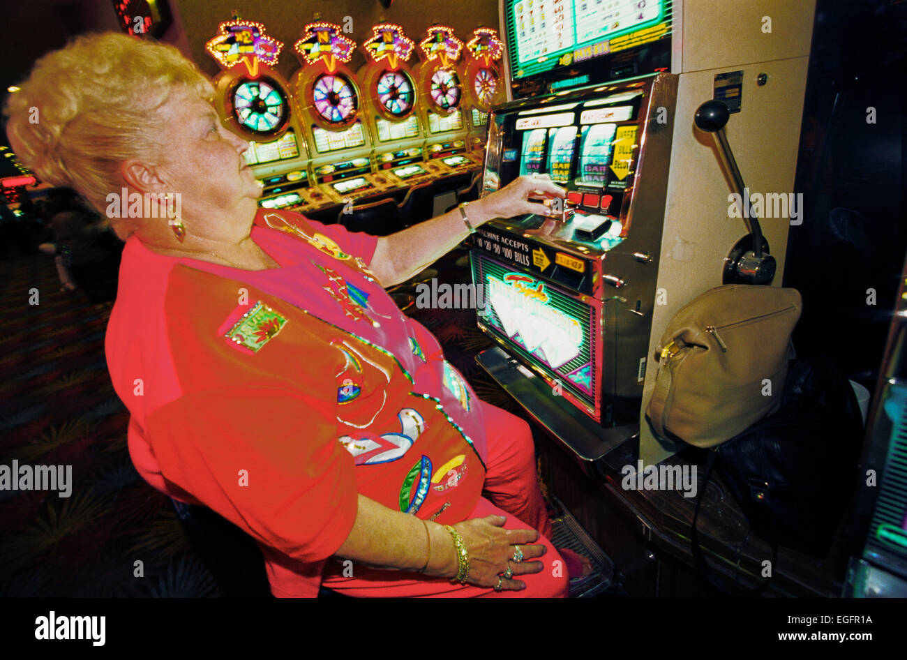 LAS VEGAS, NV - 10 novembre - les joueurs de sexe féminin dans le casino à l'Aladdin Hotel de Las Vegas, Nevada, le 10 novembre 1997. Banque D'Images