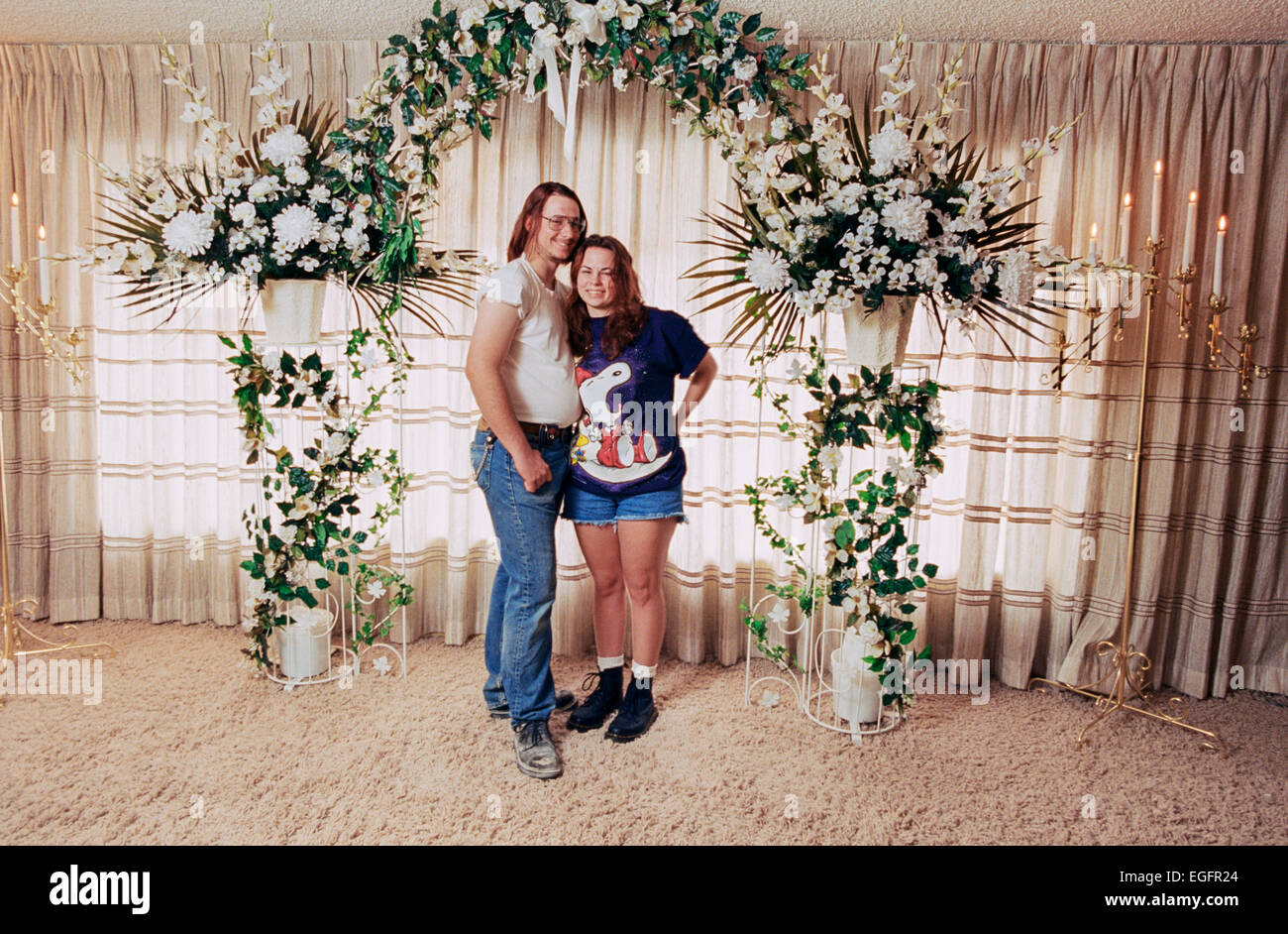 LAS VEGAS, NV - 10 NOVEMBRE - un couple dans l'Elvis et Priscilla Presley Suite lune de miel à l'Aladdin Hotel de Las Vegas, Nevada, le 10 novembre 1997. Banque D'Images