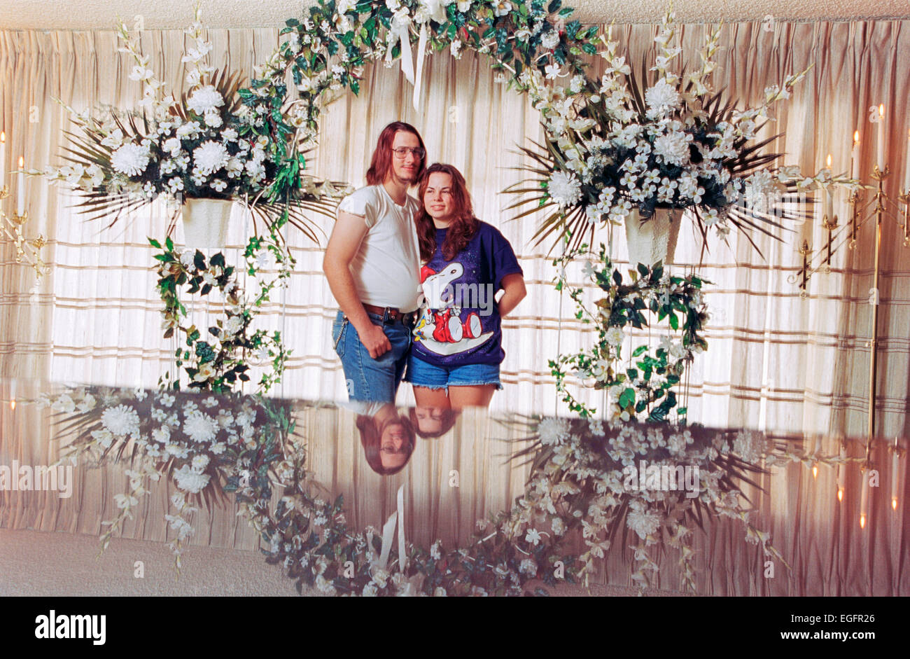LAS VEGAS, NV - 10 NOVEMBRE - un couple dans l'Elvis et Priscilla Presley Suite lune de miel à l'Aladdin Hotel de Las Vegas, Nevada, le 10 novembre 1997. Banque D'Images