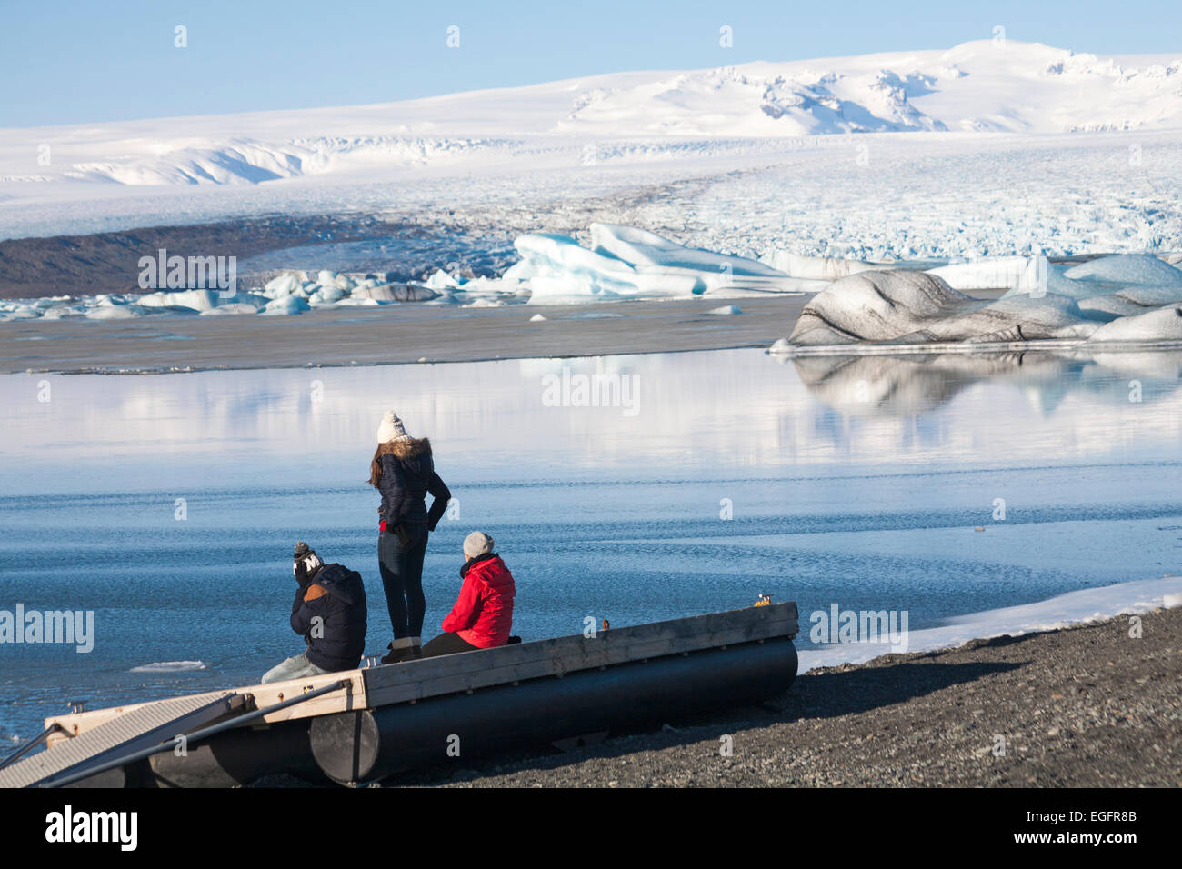 Groupe de touristes admirant la vue sur la lagune Glaciaire de Jokulsarlon, au bord du parc national de Vatnajokull, Islande, en février Banque D'Images
