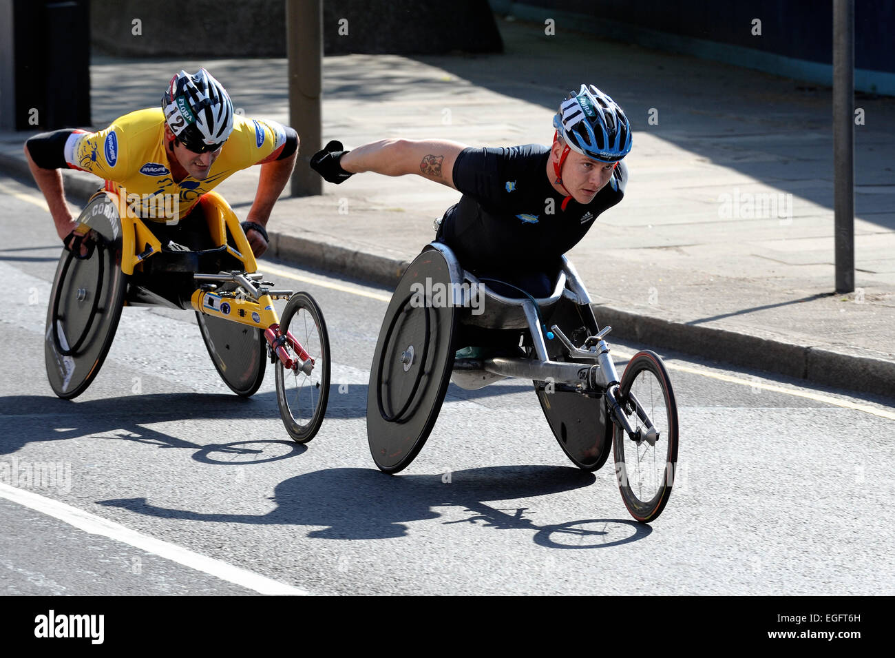 Mobilité athlète participe à la course en fauteuil roulant du marathon de  Londres Photo Stock - Alamy