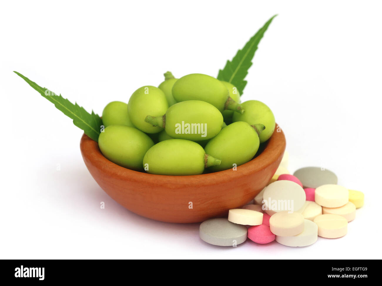 Neem médicinales fruits avec les tablettes over white background Banque D'Images