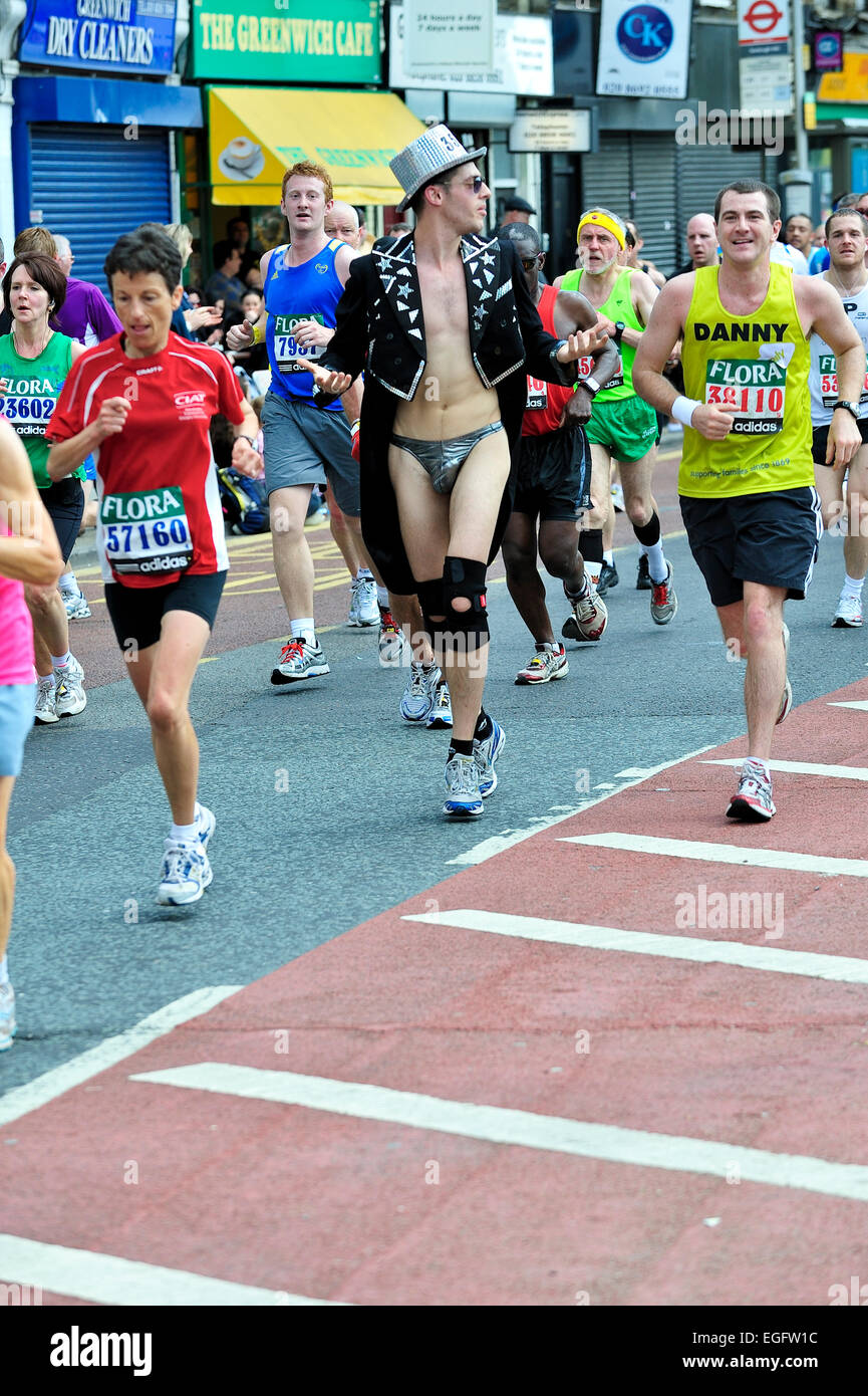 Relations sérieuses in marathon de Londres ou d'un organisme de bienfaisance runner en costume Banque D'Images