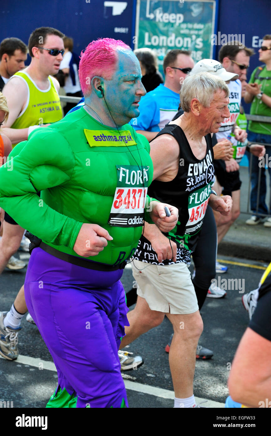 Relations sérieuses in marathon de Londres ou d'un organisme de bienfaisance runner en costume Banque D'Images