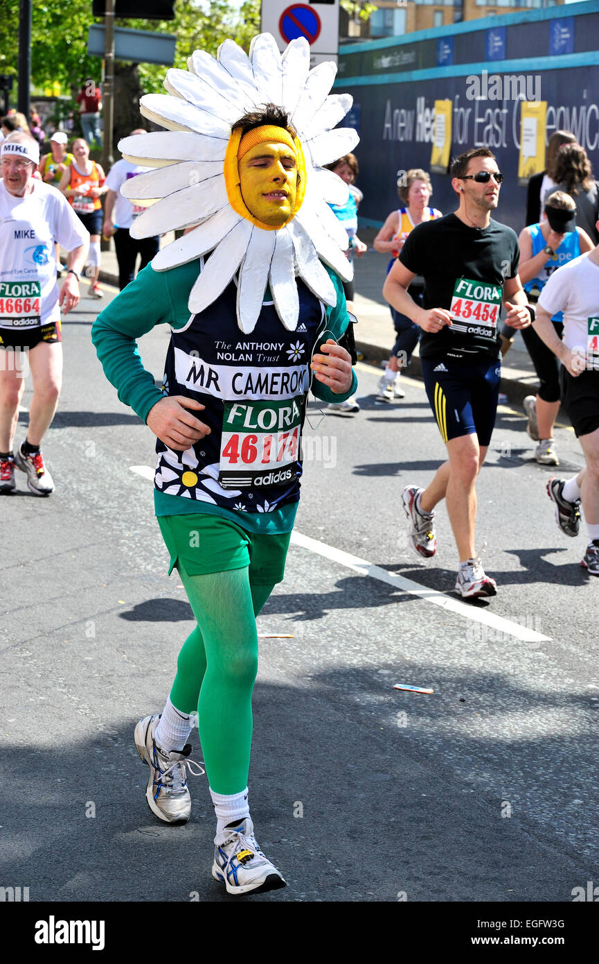 Relations sérieuses in marathon de Londres ou d'un organisme de bienfaisance runner en costume Banque D'Images