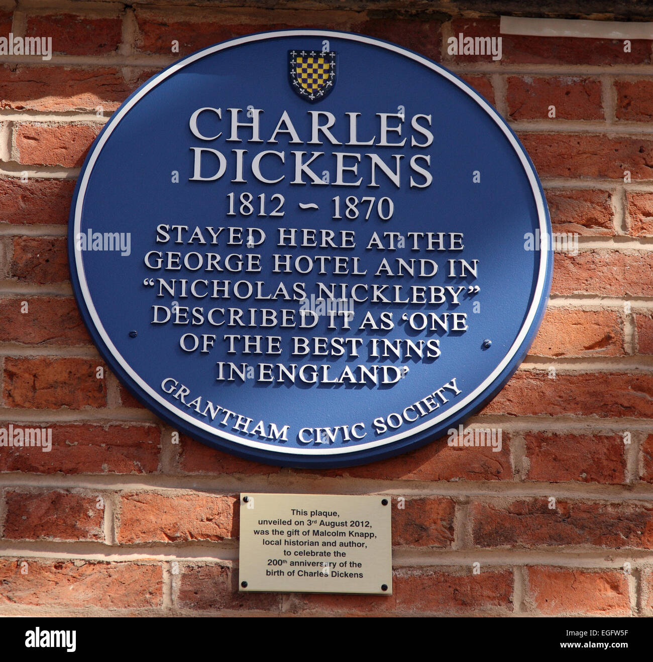 Blue plaque à Charles Dickens, dans le centre commercial, George Grantham, une fois que le George Hotel Banque D'Images