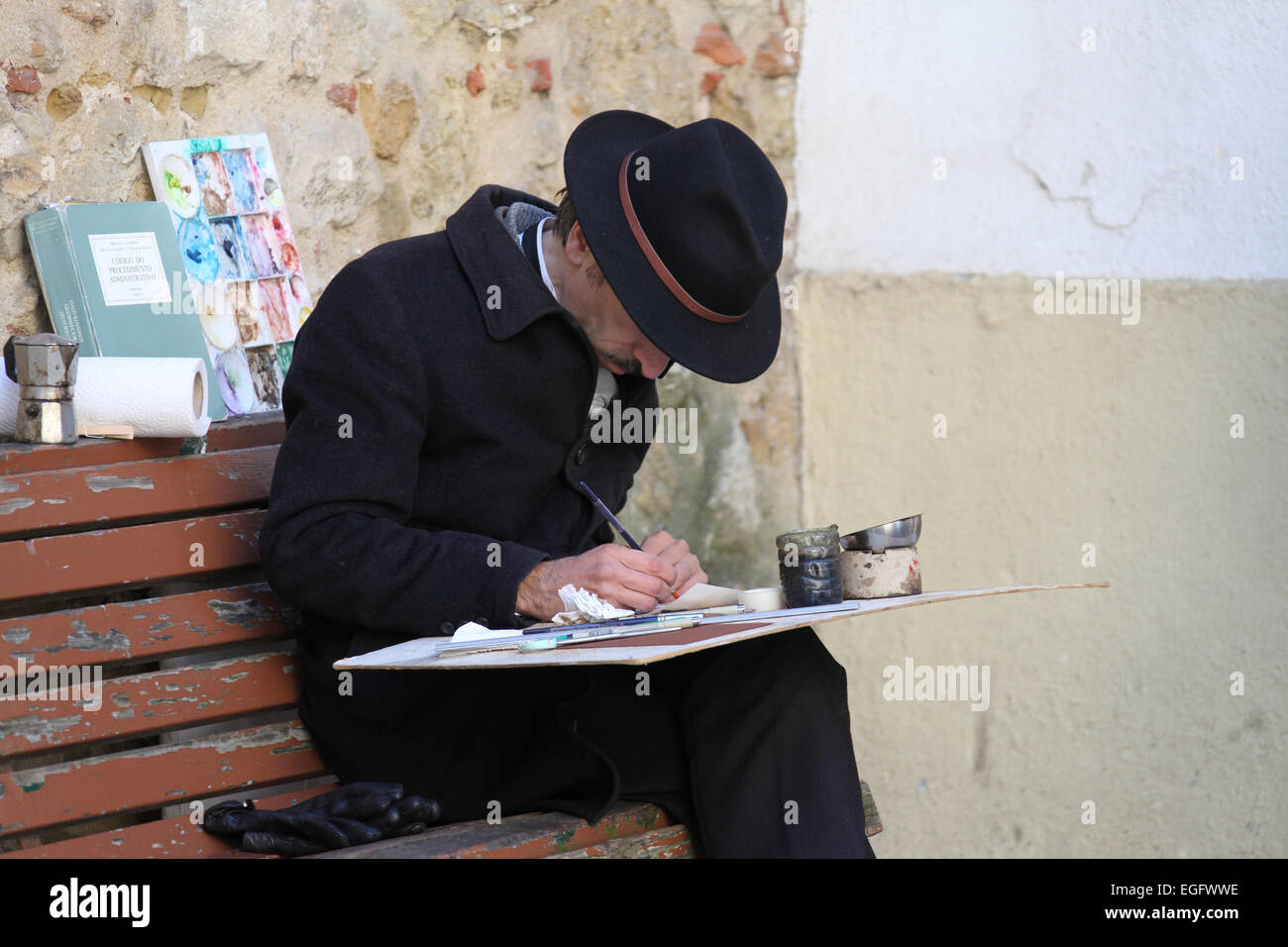 Eduardo Roberto la création d'une de ses célèbres peintures de café dans la rue de Lisbonne Banque D'Images