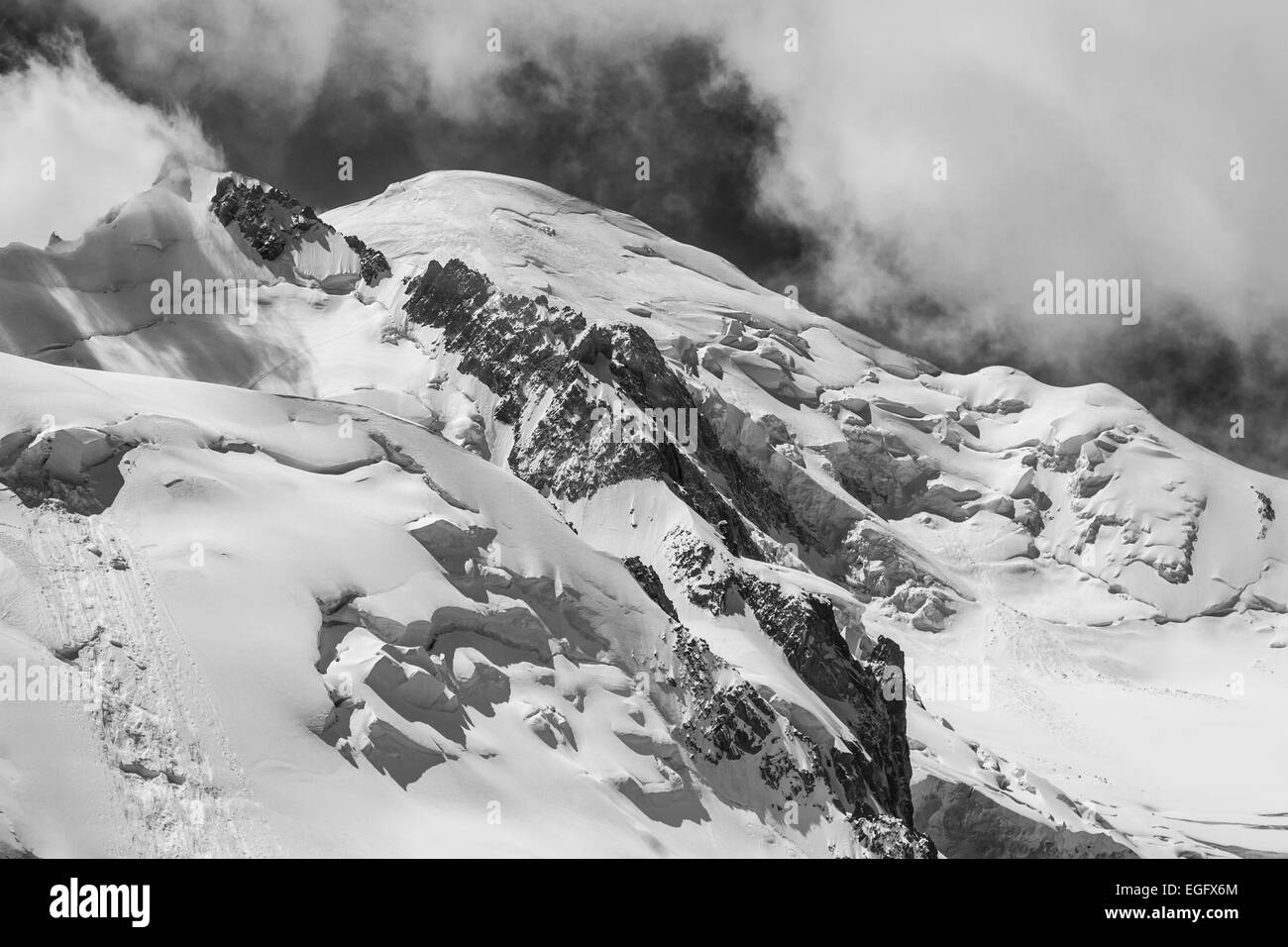 Le sommet de Mont Blanc en noir et blanc. Banque D'Images