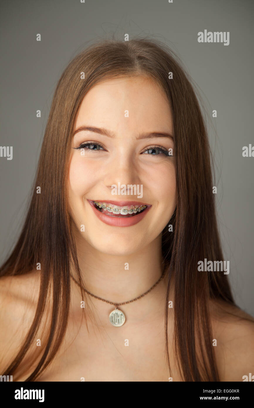 Portrait d'une jolie jeune fille de 15 ans portant un appareil dentaire. Banque D'Images