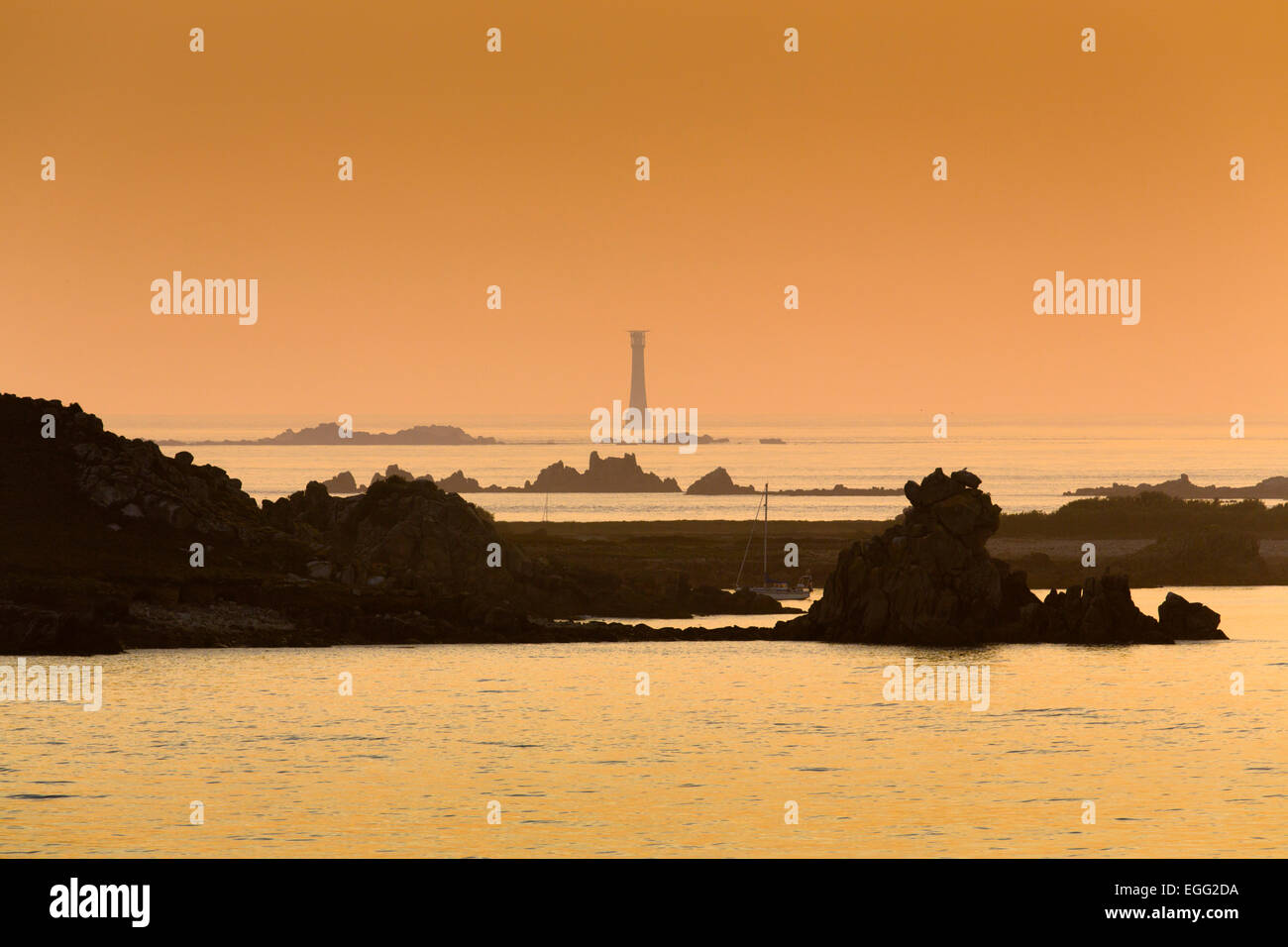 Le phare de Bishop Rock Western Rocks et St Agnes ; coucher du soleil Îles Scilly ; UK Banque D'Images