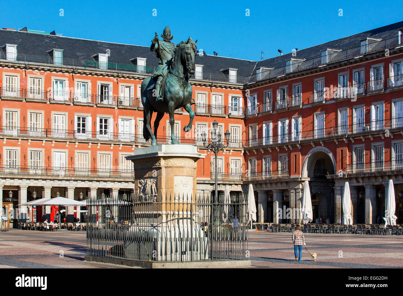 Espagne, Madrid, Plaza Mayor, Statue roi Philippe II Banque D'Images