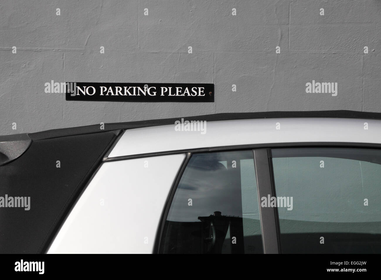 Smart voiture garée à côté d'un 'No Parking sign' Banque D'Images