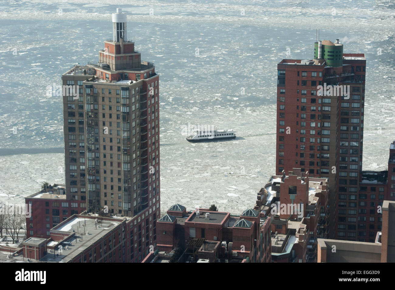 Manhattan, New York, USA. Feb 24, 2015. Météo : ferry de banlieue fait son chemin à travers la glace de la rivière Hudson remplis de gel que les températures continuent à New York Mardi, 24 février 2015. Credit : Bryan Smith/ZUMA/Alamy Fil Live News Banque D'Images