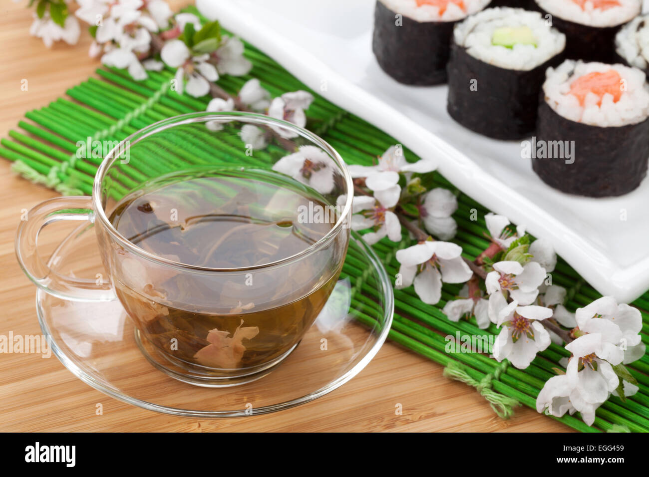 Thé vert et sushi maki set sur table en bambou Banque D'Images