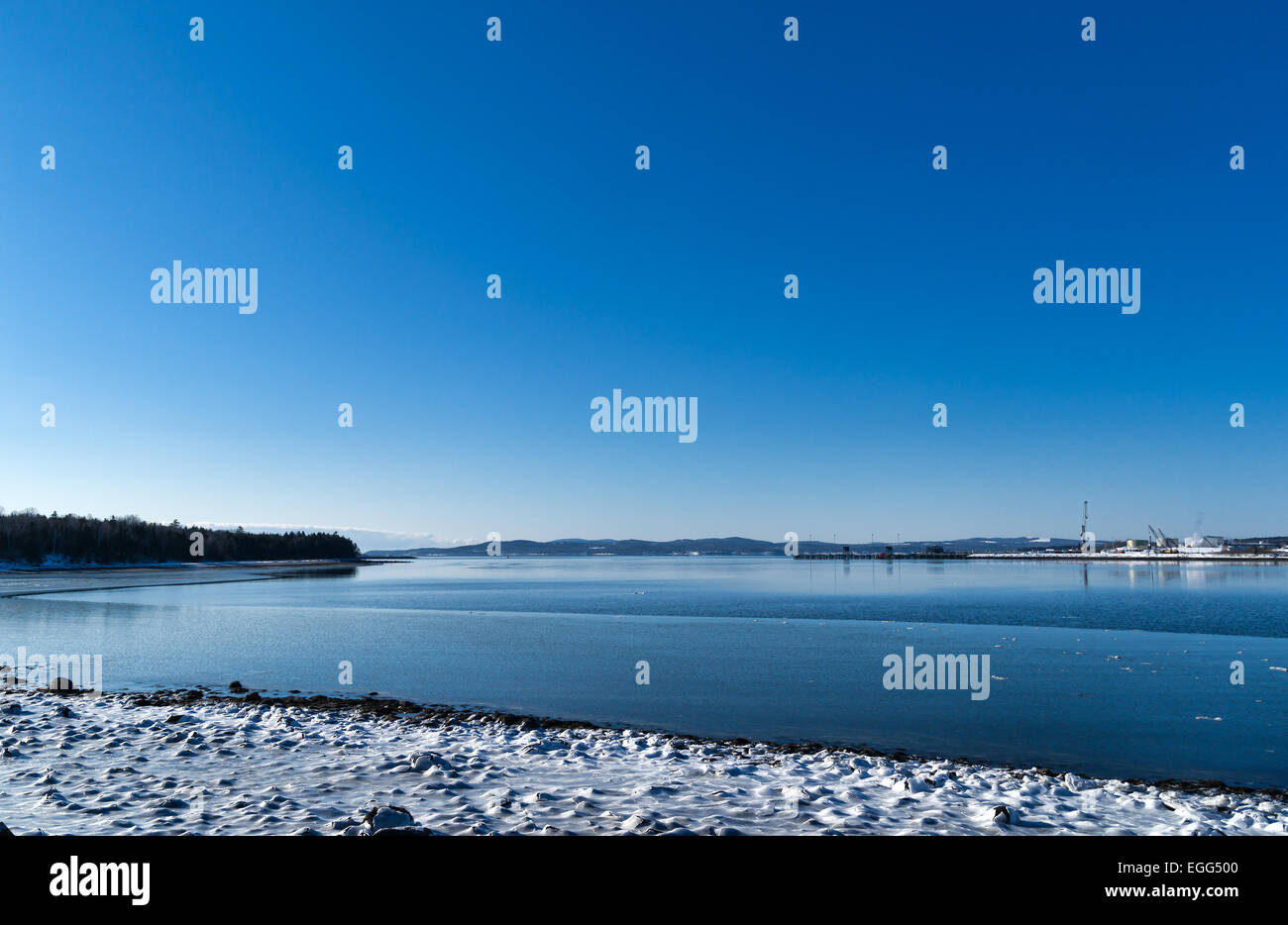 Vue de la pointe de l'île de Sears dans Bar Harbor Maine pendant l'hiver avec de la glace dans la côte couverte de premier plan et la dist Banque D'Images