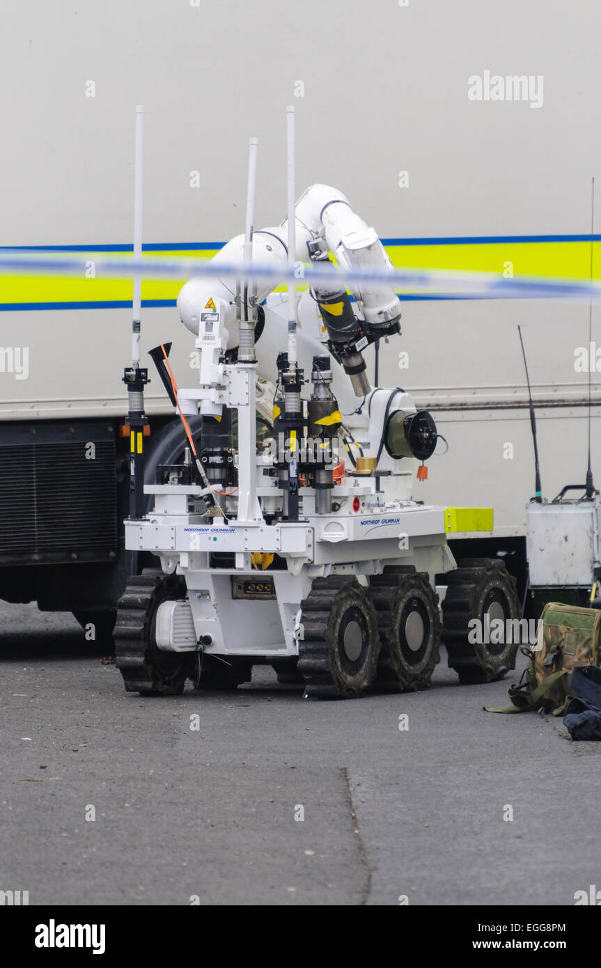 Northrof Grumman Remotec robot Andros Cutlass sur le lieu d'une alerte à la bombe en Irlande du Nord. Banque D'Images