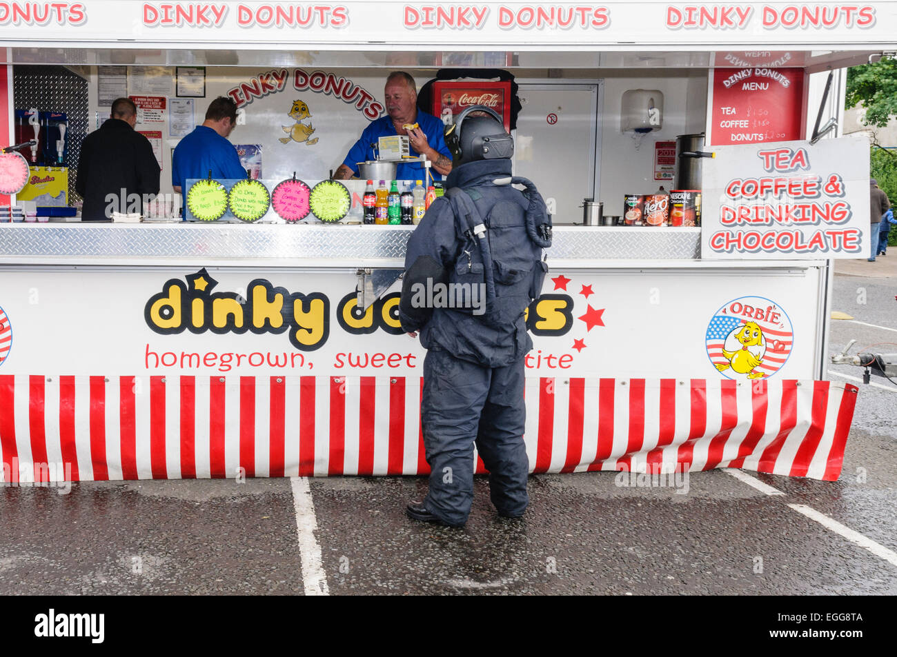 Dans un soldat invulnérable à l'achat de beignets un distributeur portable unit Banque D'Images