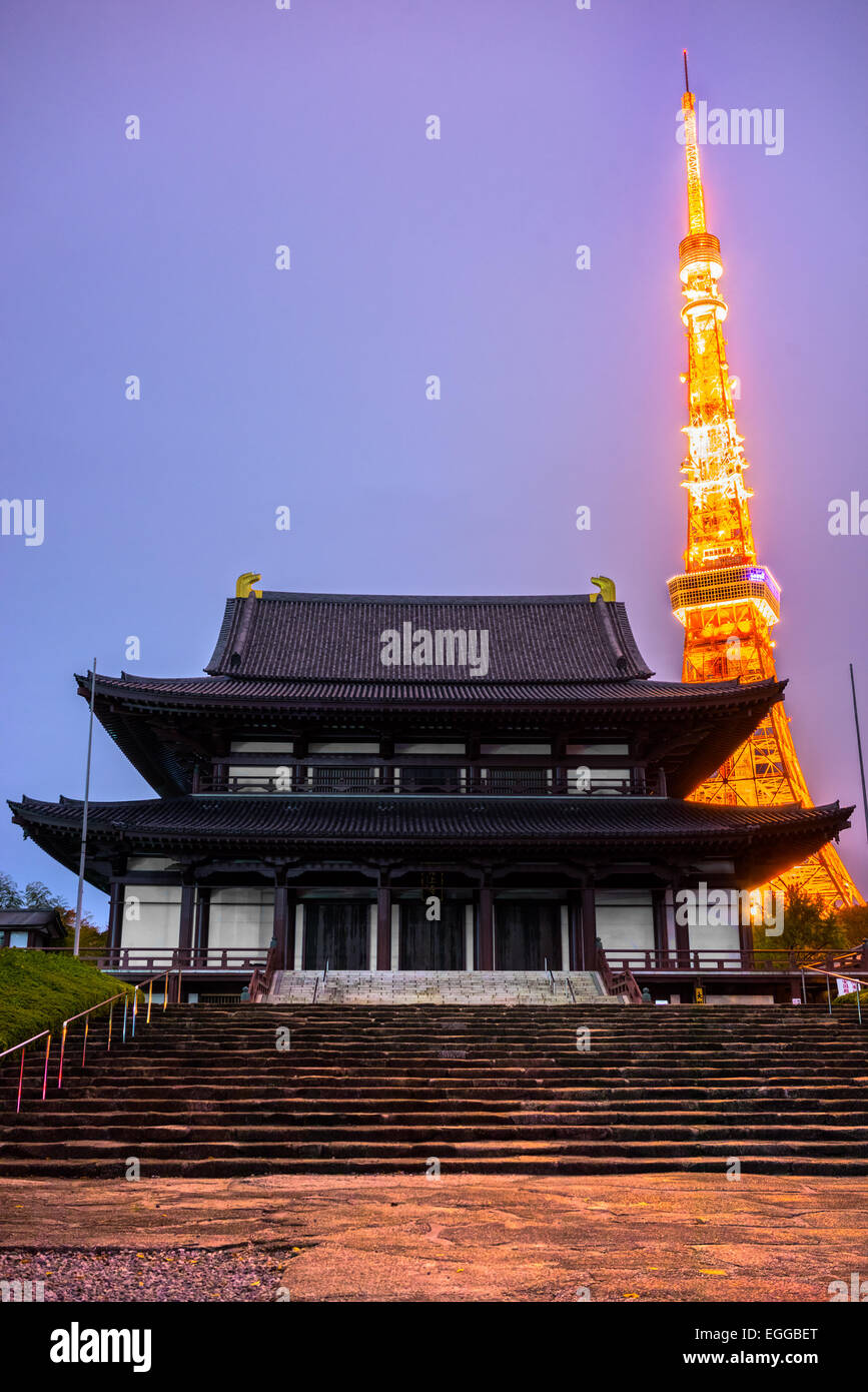 Vue du temple Zojo.ji et la Tour de Tokyo, Tokyo, Japon. Banque D'Images