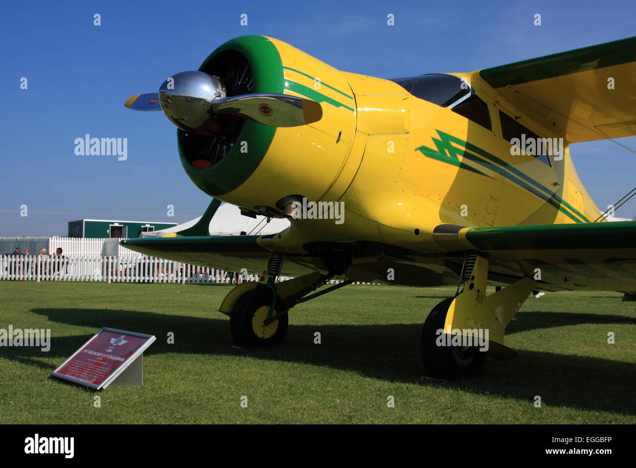 1937 Beechcraft D17 Staggerwing contre un ciel sans nuages au rassemblement annuel Goodwood Revival des voitures de course et des motos historiques, Goodwood, Royaume-Uni Banque D'Images