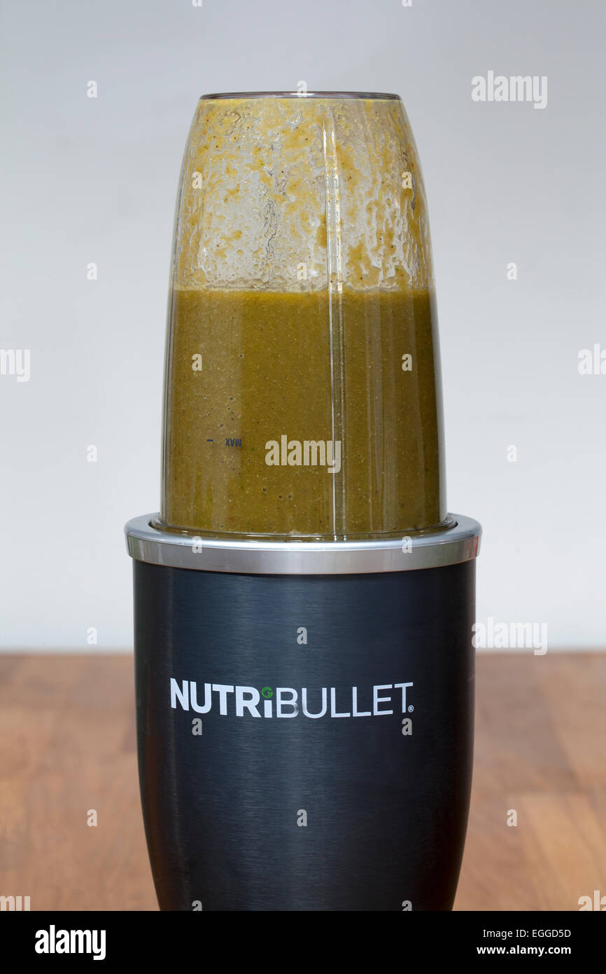 Nutribullet Extracteur montrant des aliments à base de fruits et légumes Mélange d'extraction Banque D'Images