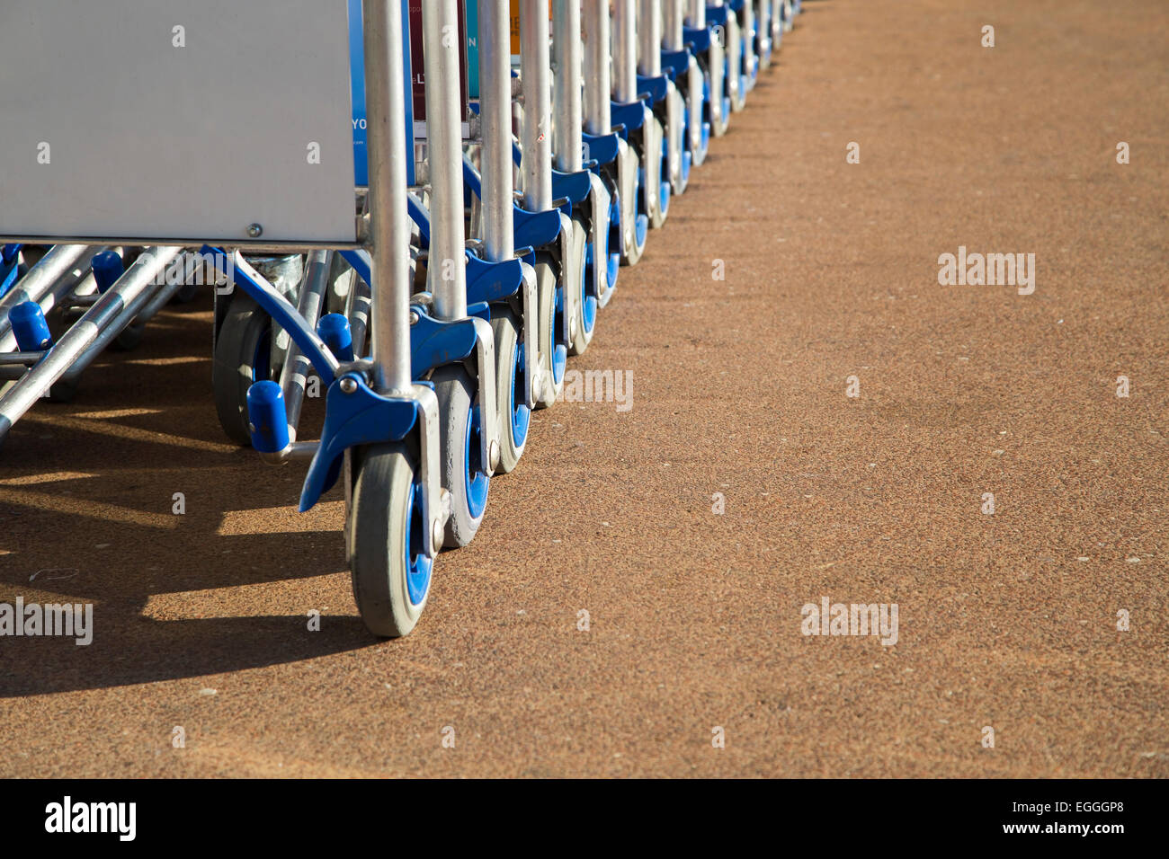 Rangée de chariots à bagages avec espace publicitaire vue rapprochée Banque D'Images