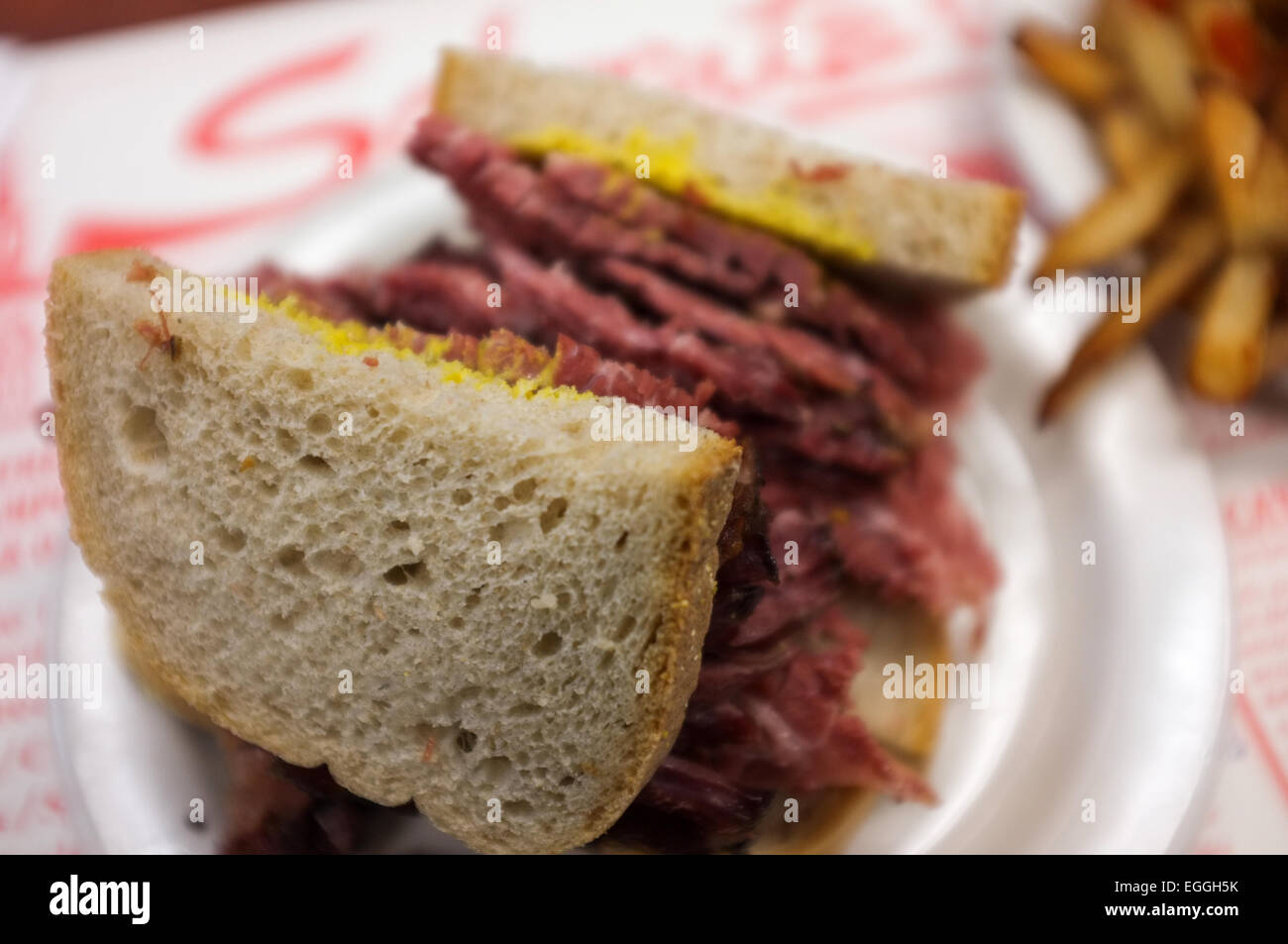 Schwartz's Deli situé sur St-Laurent à Montréal, au Québec, le 27 avril 2012. Banque D'Images Schwartz's Deli situé sur St-Laurent à Montréal, au Québec, le 27 avril 2012. Banque D'Images