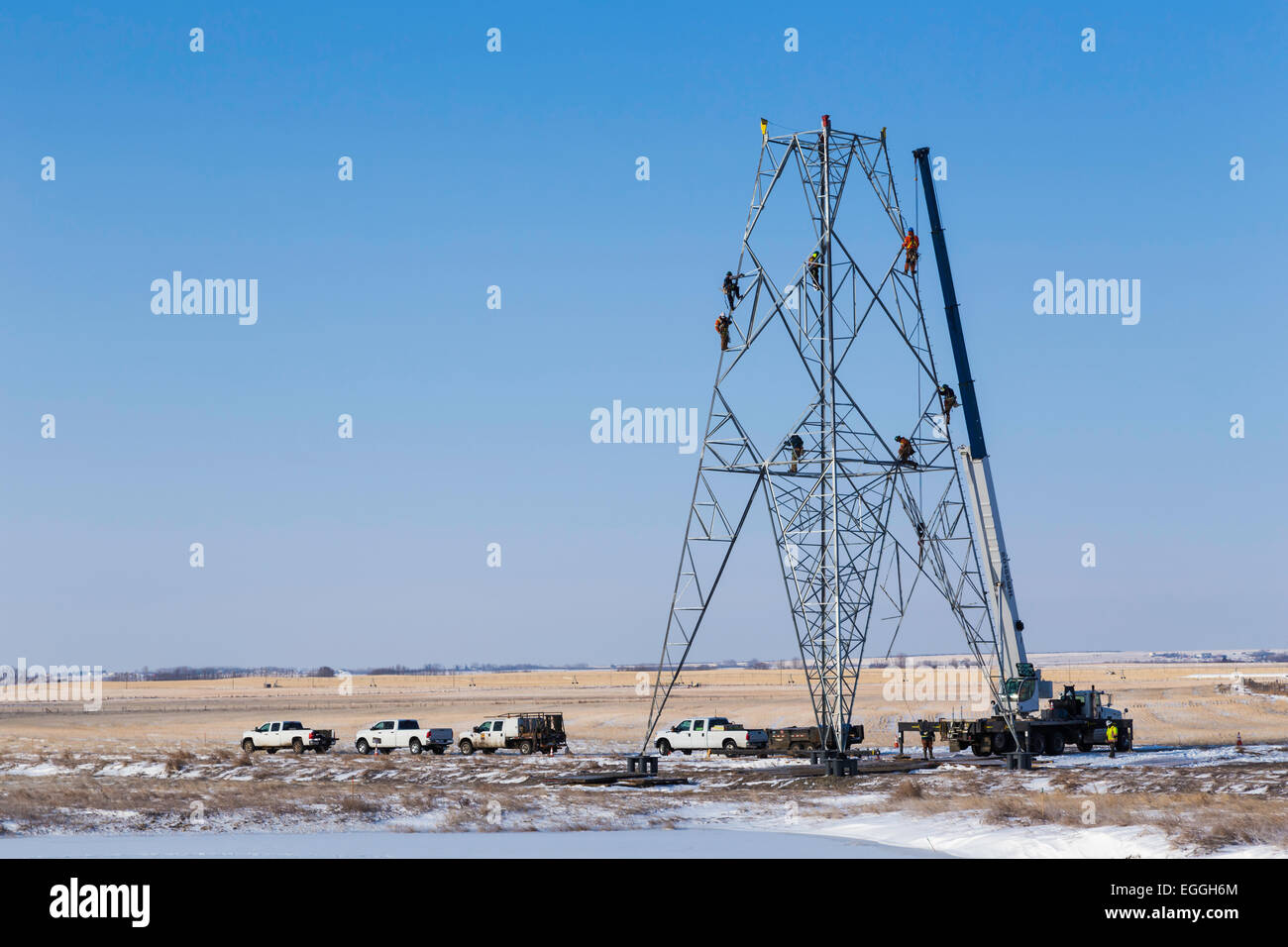 Les travailleurs de la ligne d'alimentation la construction d'une tour en ligne Banque D'Images