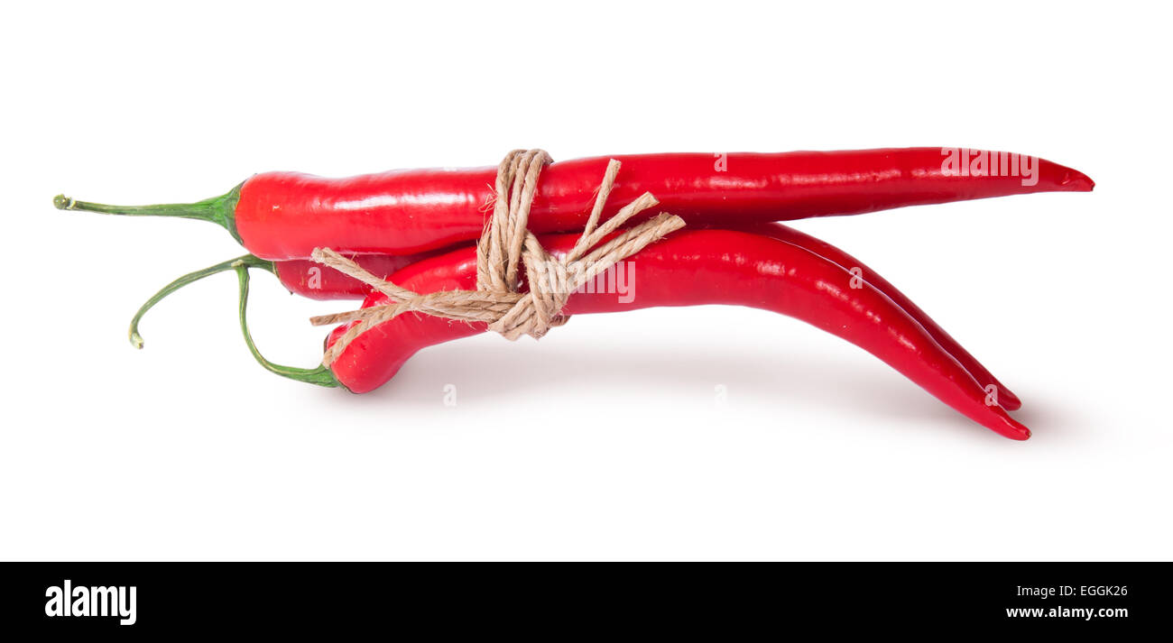 Trois red chili peppers attachés avec une corde inversé isolé sur fond blanc Banque D'Images