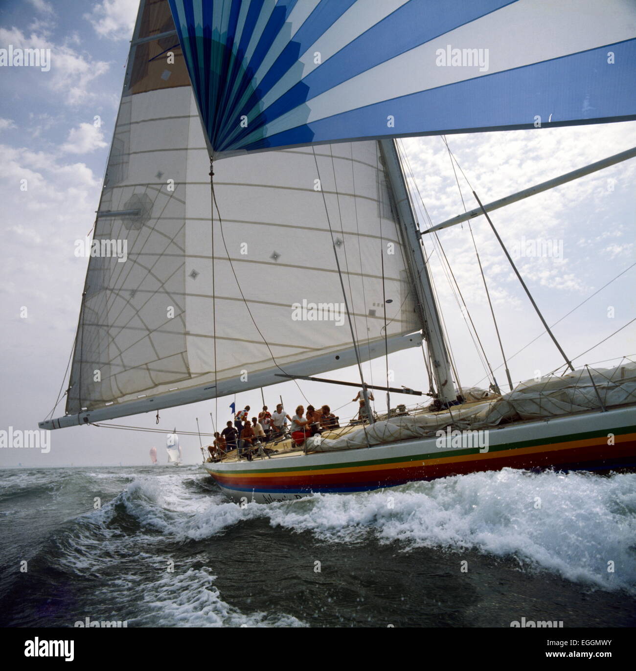 AJAXNETPHOTO - 1985 - Solent, en Angleterre. - WHITBREAD ROUND THE WORLD RACE - ENTRÉE (CORSAIRE DE L'ATLANTIQUE S.A./USA) SKIPPÉ PAR PADDA KUTTEL SE DIRIGE VERS LES AIGUILLES. 80FT SLOOP dessiné par Bruce Farr. PHOTO:JONATHAN EASTLAND/AJAX REF:853018 Banque D'Images