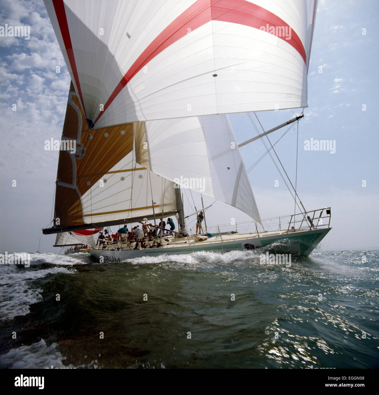 AJAXNETPHOTO. 1985. SOLENT, en Angleterre. - WHITBREAD ROUND THE WORLD RACE - SIMON LE BON TAMBOUR DU 77FT CONÇU PAR RON HOLLAND AU DÉMARRAGE. PHOTO : JONATHAN EASTLAND / AJAX REF:853014 Banque D'Images