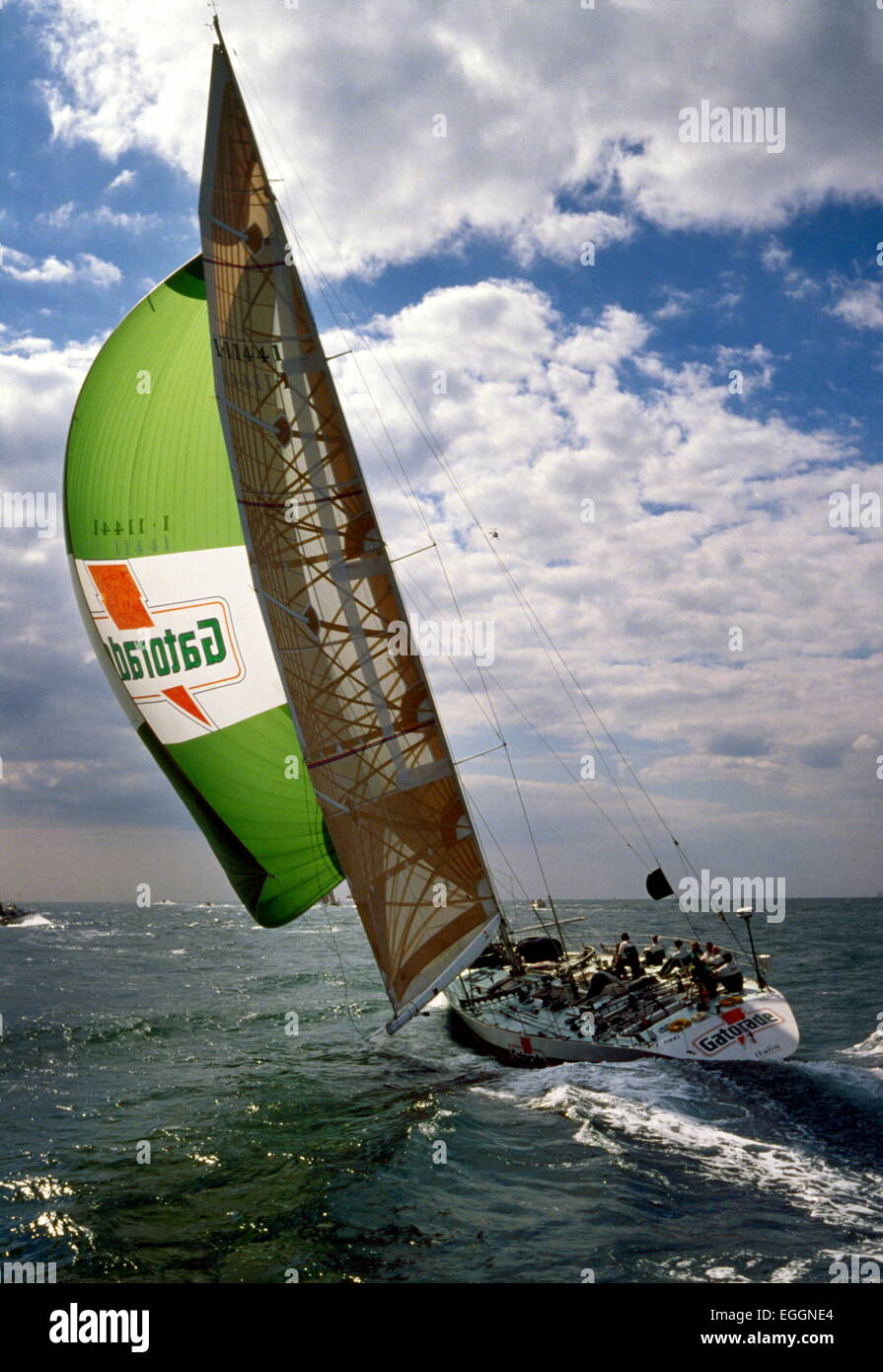 AJAXNETPHOTO. 1989. SOLENT, en Angleterre. FASTNET RACE 1989 - GATORADE SKIPPERD PAR GIORGIO FALCK (C) les aiguilles. YACHT EST UNE RACE WHITBREAD ENTRÉE. PHOTO : JONATHAN EASTLAND / AJAX REF:890745 Banque D'Images