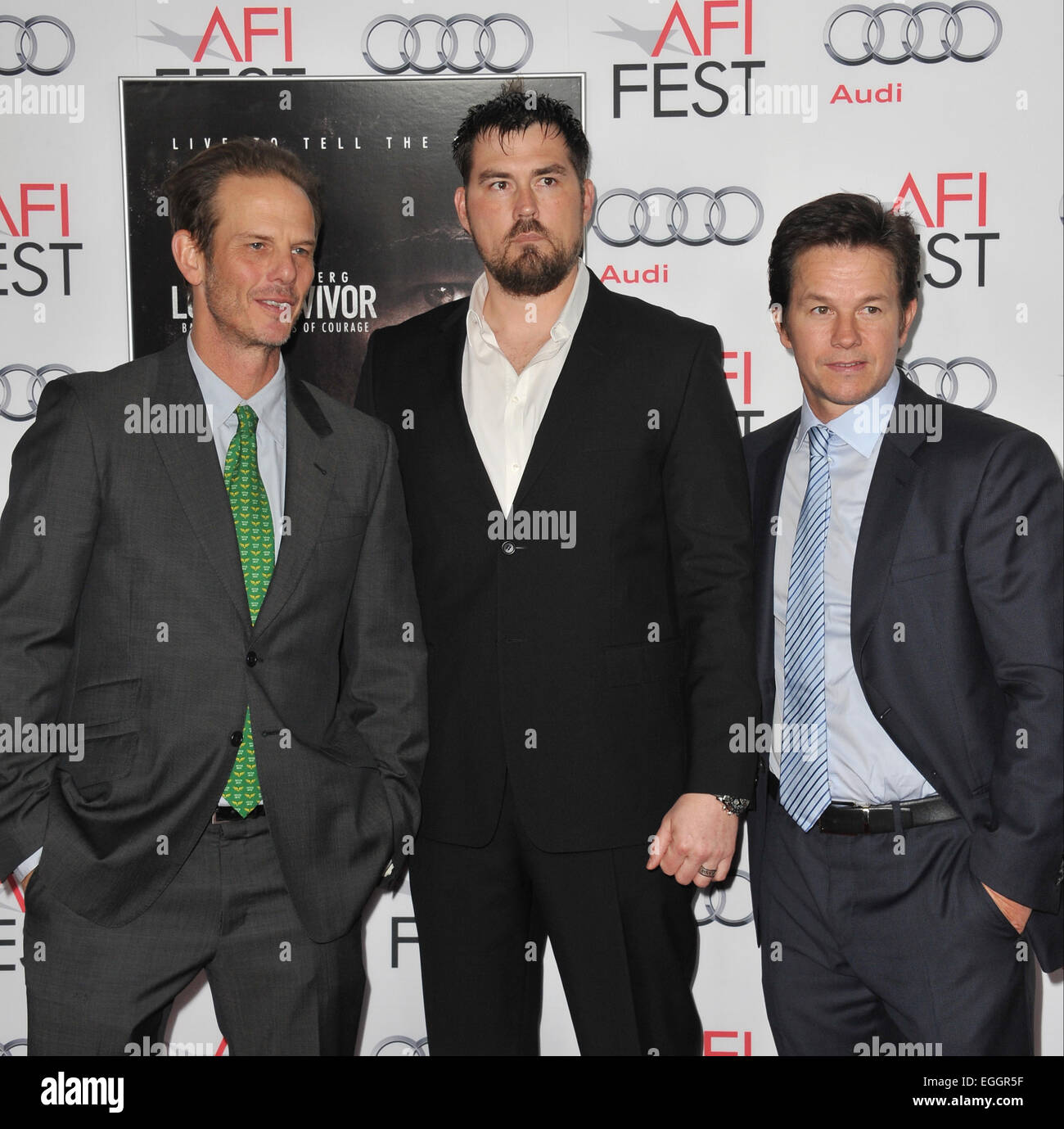 LOS ANGELES, CA - le 12 novembre 2013 : Mark Wahlberg (à droite) avec le maître de 1re classe à la retraite Marcus Luttrell & scénariste/réalisateur Peter Berg (à gauche) lors de la première mondiale de leur film "Seul survivant', une partie de l'AFI Fest 2013, au Théâtre chinois de Grauman, Hollywood. Banque D'Images