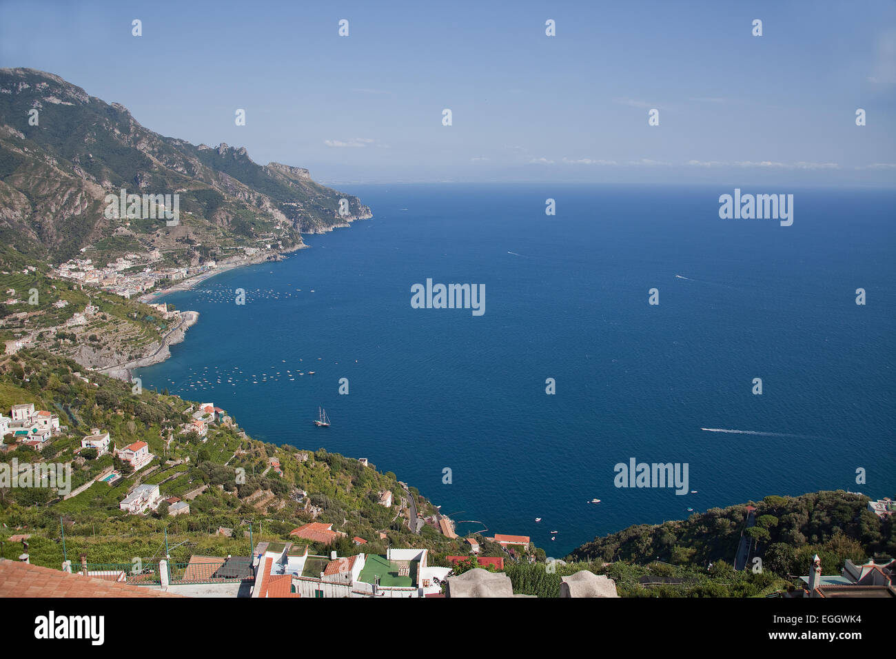 La mer Méditerranée ,et d'une vue sur la côte amalfitaine, où les toits en terre cuite ornent les collines verdoyantes qui descendent jusqu'en t Banque D'Images