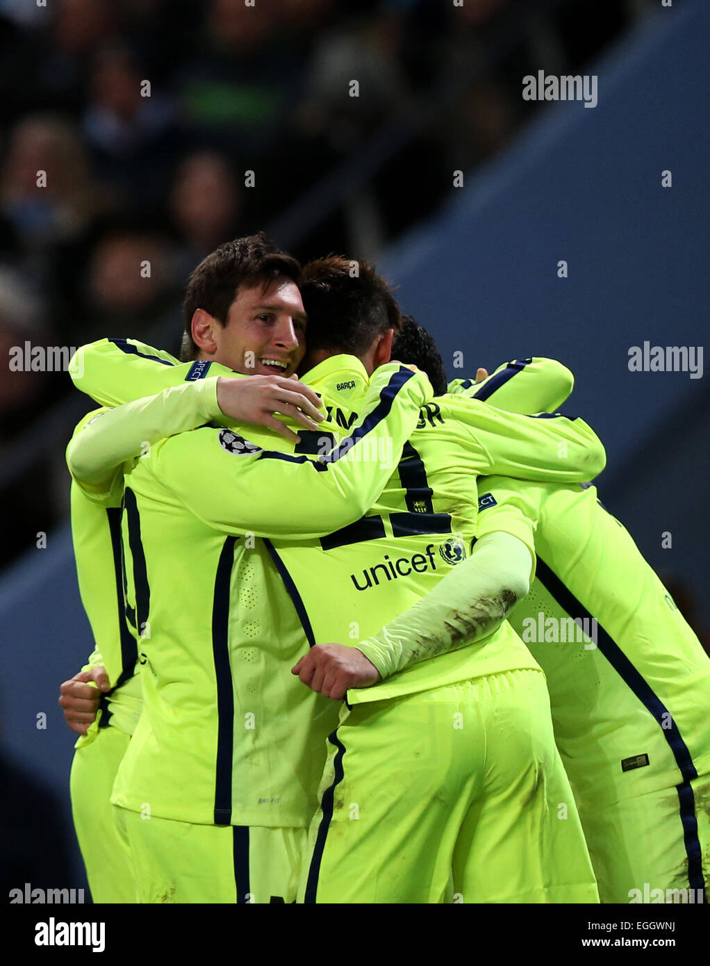 Manchester, Angleterre. Feb 24, 2015. Les joueurs de Barcelone célébrer leur coéquipier Luis Suarez's second but au cours de l'UEFA Champions league Round de 16 premier match de jambe entre Manchester City et Barcelone au stade Etihad à Manchester, en Grande-Bretagne, le 24 février 2015. Barcelone a gagné 2-1. Credit : Han Yan/Xinhua/Alamy Live News Banque D'Images