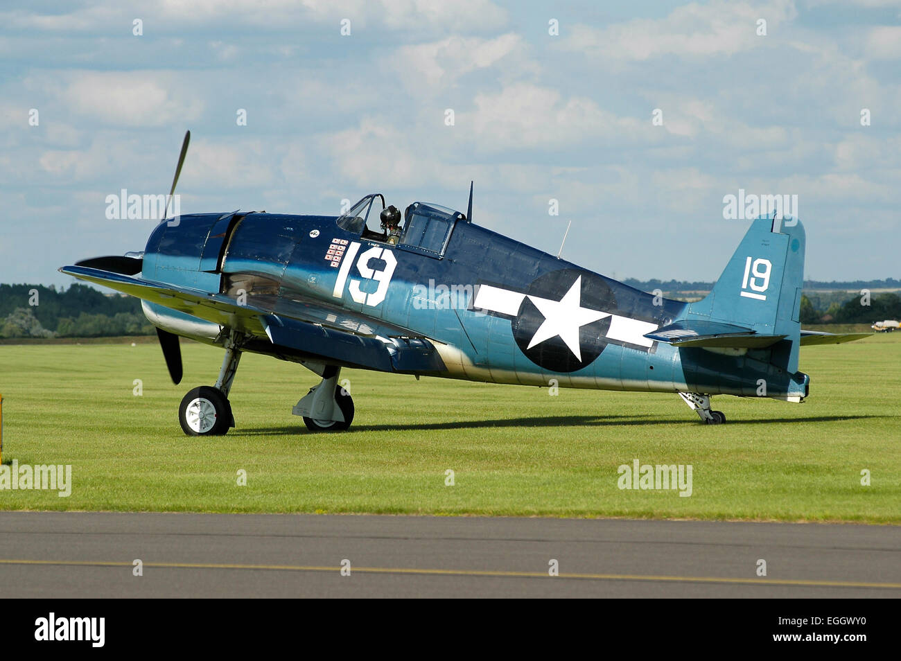 Grumman F6F Hellcat dans la deuxième guerre mondiale, les couleurs de la Marine américaine pendant le roulage à Duxford airport, Angleterre. Banque D'Images