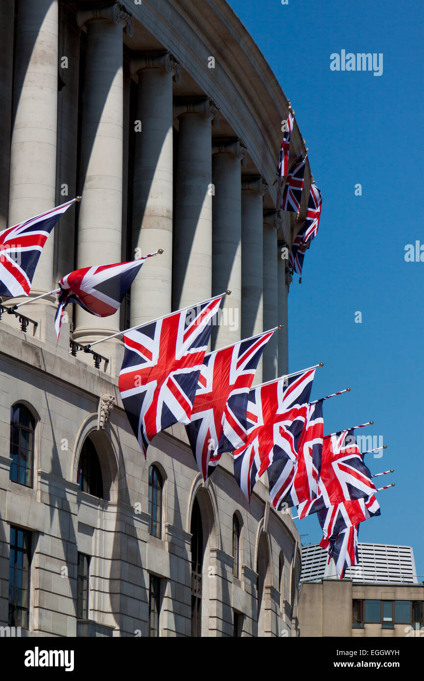 Londres bâtiment décoré avec des drapeaux Union Jack Banque D'Images