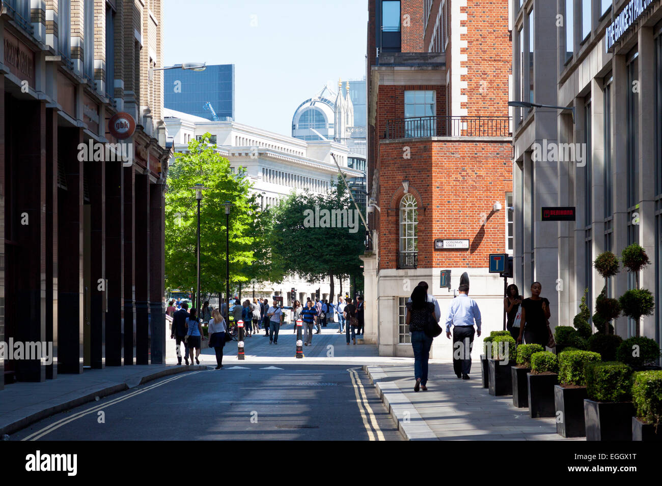 Les touristes et les employés de bureau se mêlent sur carter Lane, dans la ville de Londres vu en été Banque D'Images