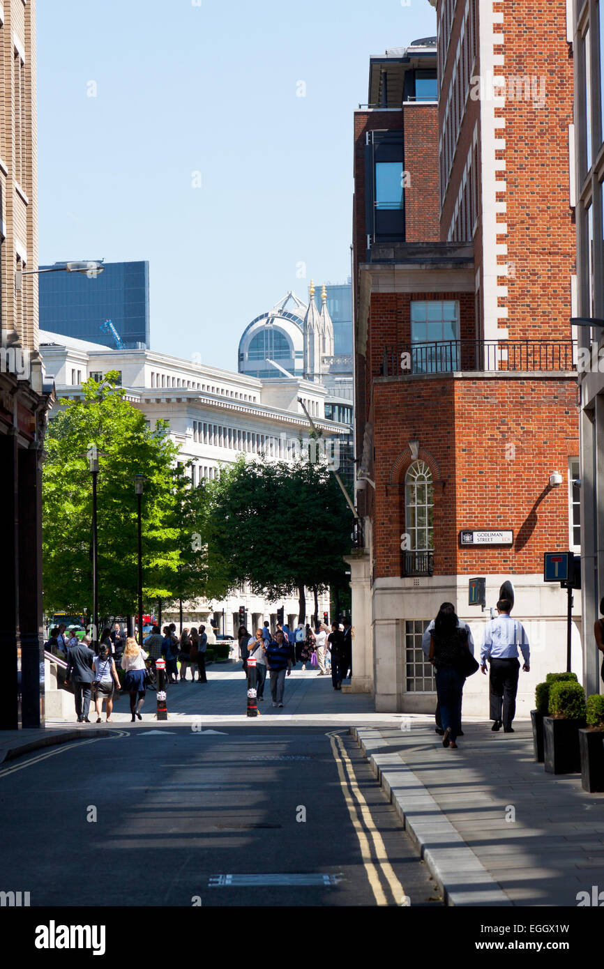 Les touristes et les employés de bureau se mêlent sur carter Lane, dans la ville de Londres vu en été Banque D'Images