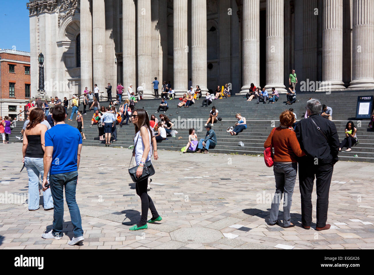 Les touristes debout devant la Cathédrale St Paul à Londres de l'été Banque D'Images