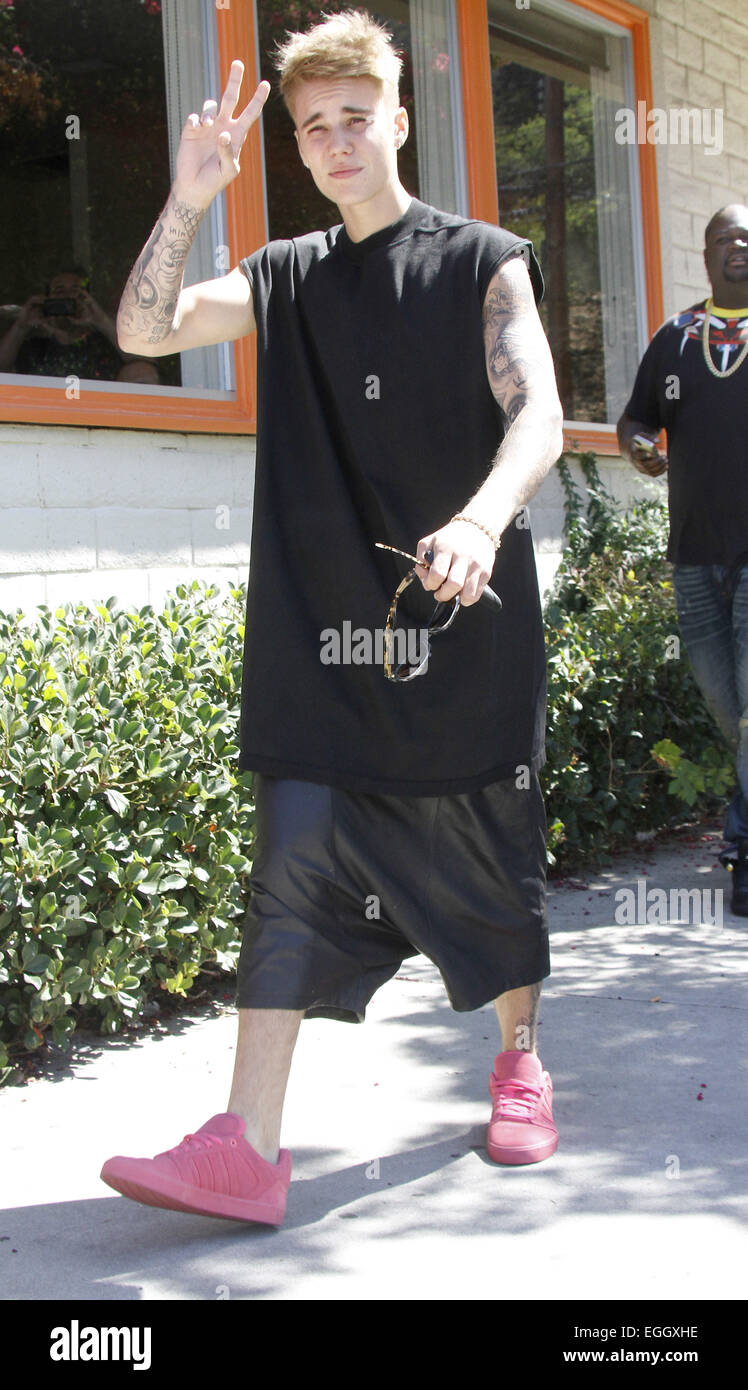Justin Bieber arrive à Sushi Dan dans Studio City dans sa Ferrari 458  Italia, le port de chaussures de sport Adidas en daim rose. Il a laissé  dans une Cadillac Escalade 2014