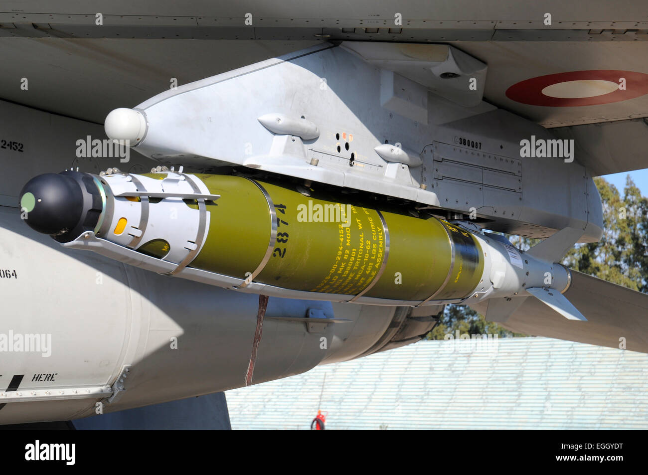 GBU-58 bombe chargée sur un Royal Danish Air Force F-16A MLU lors de l'opération Unified Protector. Banque D'Images