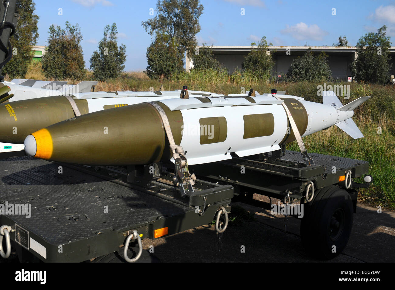 GBU-31 JDAM bombe de la Royal Danish Air Force prêts à être chargés sur les F-16A MLU lors de l'opération Unified Protector. Banque D'Images