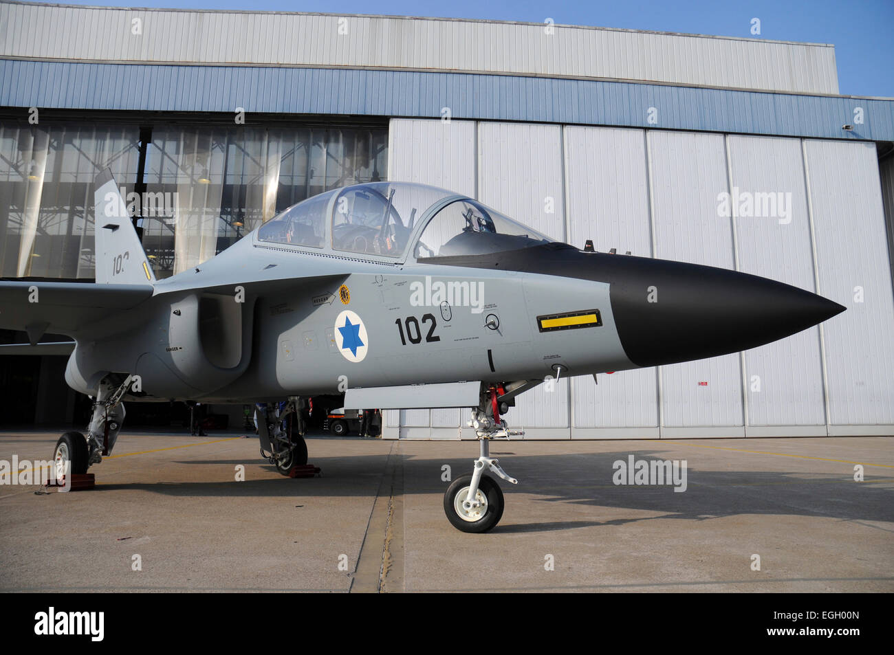 La première Alenia Aermacchi M-346I Lavi entraîneur de l'air israélienne a pris à l'aéroport de Venegono, Italie. Banque D'Images