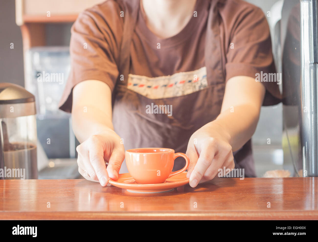 Barista offrant orange mini tasse de café, stock photo Banque D'Images