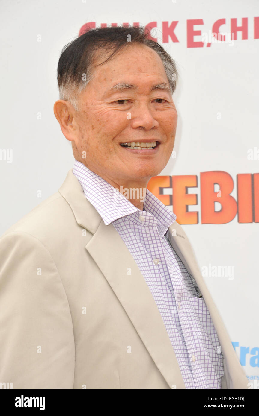 LOS ANGELES, CA - le 13 octobre 2013 : George Takei lors de la première mondiale de son film 'Oiseaux' au Westwood Village Theatre. Banque D'Images LOS ANGELES, CA - le 13 octobre 2013 : George Takei lors de la première mondiale de son film 'Oiseaux' au Westwood Village Theatre. Banque D'Images