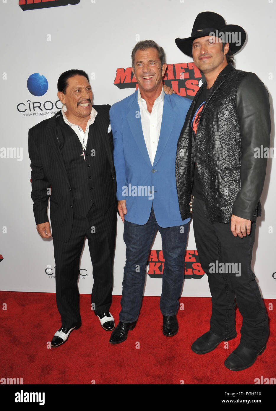 LOS ANGELES, CA - 2 octobre 2013 : Danny Trejo, Mel Gibson et scénariste/réalisateur Robert Rodriguez au Los Angeles première mondiale de leur film "tue" sciages au Regal Cinemas LA Live. Banque D'Images