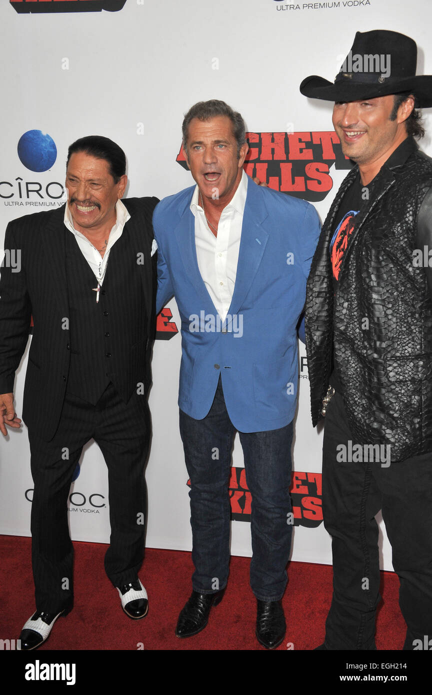 LOS ANGELES, CA - 2 octobre 2013 : Danny Trejo, Mel Gibson et scénariste/réalisateur Robert Rodriguez au Los Angeles première mondiale de leur film "tue" sciages au Regal Cinemas LA Live. Banque D'Images