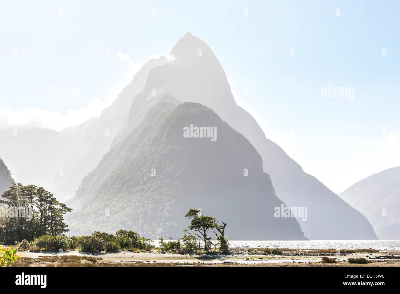 La NOUVELLE ZELANDE Milford Sound avec Mitre Peak dans le Parc National de Fiordland, Nouvelle-Zélande Banque D'Images